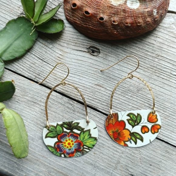 issabeau jewelry Jewelry - 🎉HP🎉Upcycled Vintage Tin & Gold Filled Wire